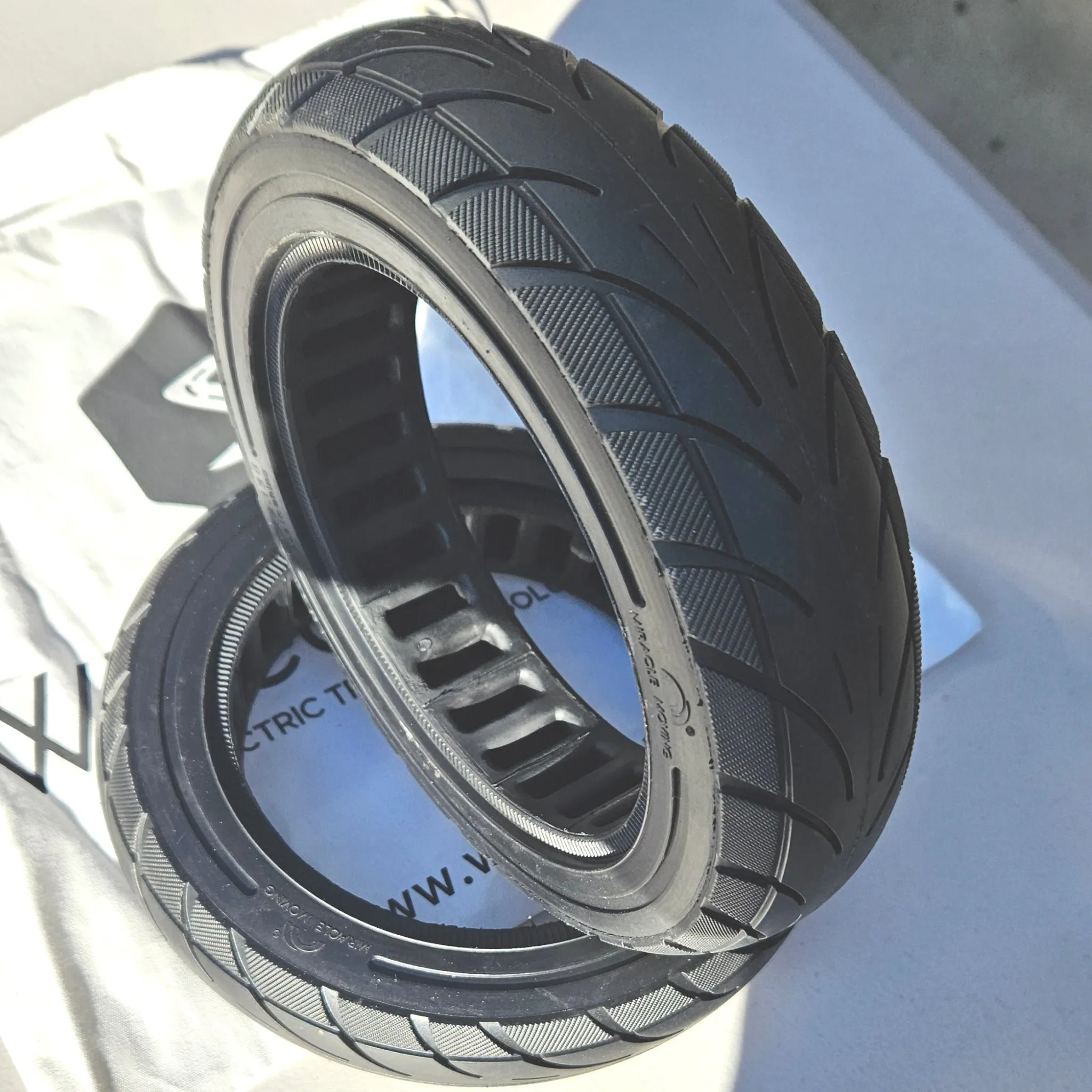 Tyre 10*2.125 SOLID